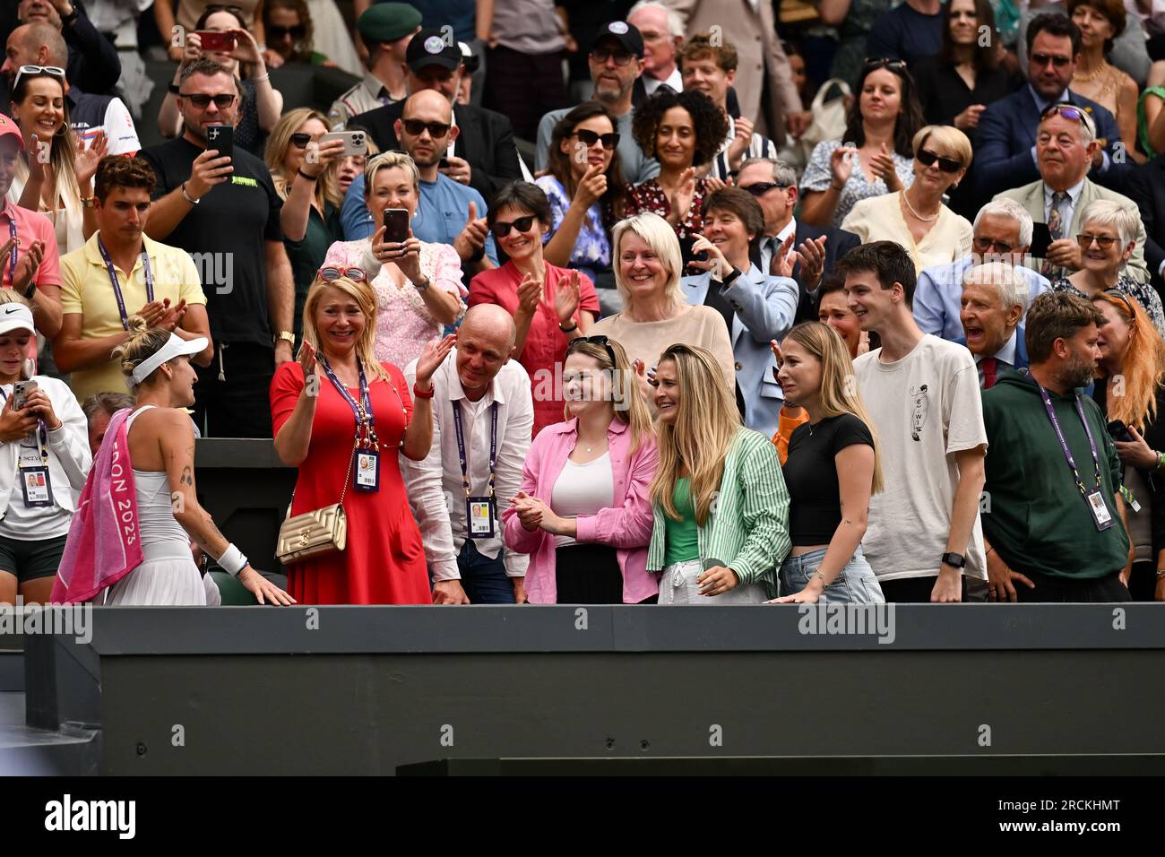 Marketa Vondrousova remporte Wimbledon et son premier titre du Grand Chelem à Londres, en Grande-Bretagne, le 15 juillet 2023. Vondrousova a surmonté ONS Jabeur of Banque D'Images