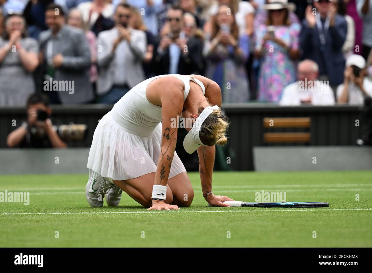 Marketa Vondrousova remporte Wimbledon et son premier titre du Grand Chelem à Londres, en Grande-Bretagne, le 15 juillet 2023. Vondrousova a surmonté ONS Jabeur of Banque D'Images