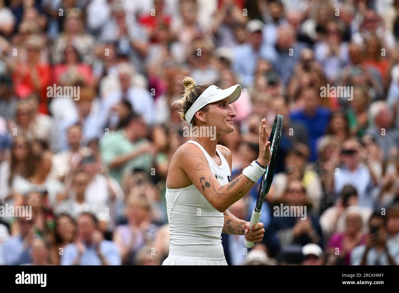 Marketa Vondrousova remporte Wimbledon et son premier titre du Grand Chelem à Londres, en Grande-Bretagne, le 15 juillet 2023. Vondrousova a surmonté ONS Jabeur of Banque D'Images