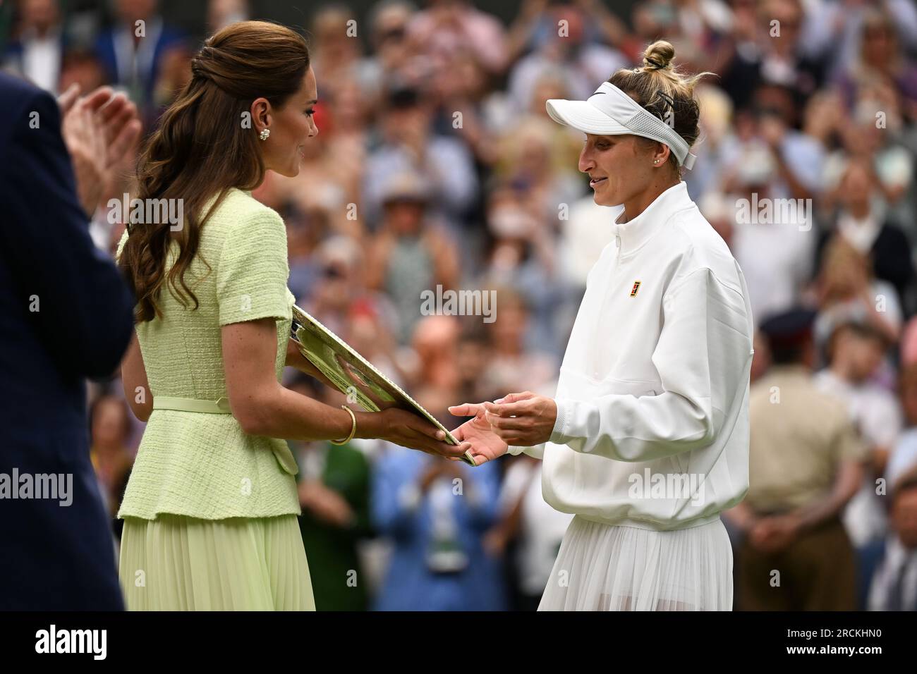 Marketa Vondrousova remporte Wimbledon et son premier titre du Grand Chelem à Londres, en Grande-Bretagne, le 15 juillet 2023. Vondrousova a surmonté ONS Jabeur of Banque D'Images