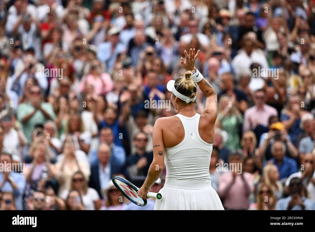 Marketa Vondrousova remporte Wimbledon et son premier titre du Grand Chelem à Londres, en Grande-Bretagne, le 15 juillet 2023. Vondrousova a surmonté ONS Jabeur of Banque D'Images