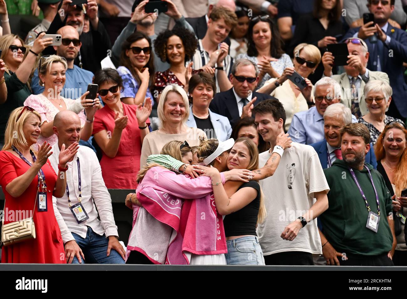 Marketa Vondrousova remporte Wimbledon et son premier titre du Grand Chelem à Londres, en Grande-Bretagne, le 15 juillet 2023. Vondrousova a surmonté ONS Jabeur of Banque D'Images