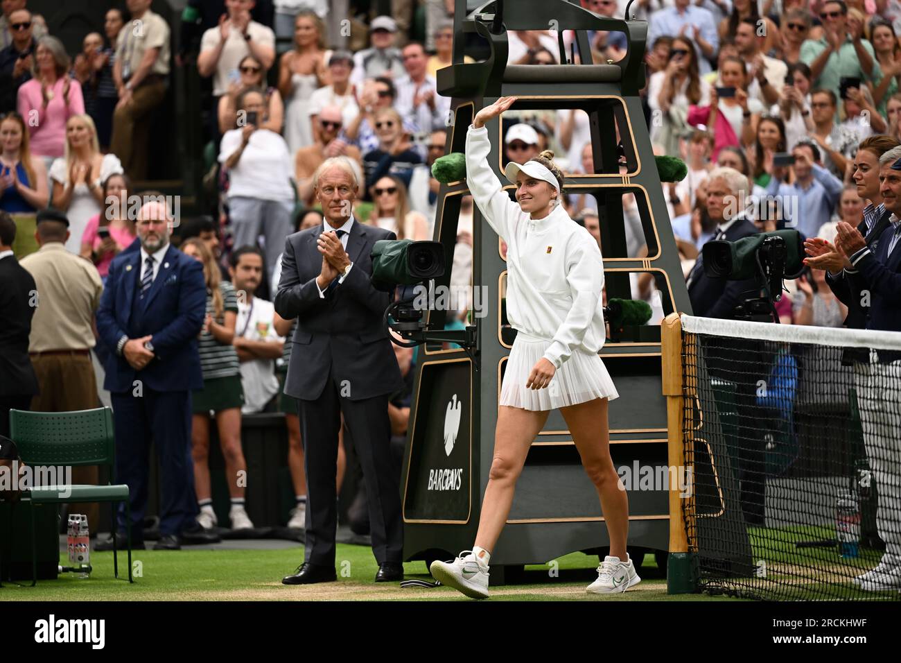 Marketa Vondrousova remporte Wimbledon et son premier titre du Grand Chelem à Londres, en Grande-Bretagne, le 15 juillet 2023. Vondrousova a surmonté ONS Jabeur of Banque D'Images