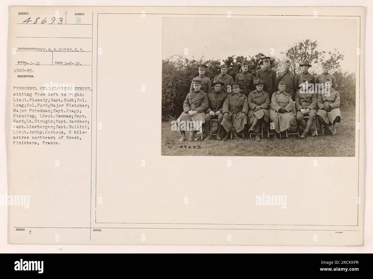 Quartier général du personnel, photographié sur cette photo le 6 janvier 1919, à Kerhoun, France. Dans l'image, assis de gauche à droite, sont Lieut. Flanedy, capitaine Cook, colonel long, colonel Ford, major Fletcher, Major Friedman et Capt Knapp. Debout sont Lieut. Hamman, capitaine Ward, lieutenant Strugis, capitaine Gardner, capitaine Lineberger, Capitaine Bullitt, et Lieut. Ashby. L'emplacement est à 8 kilomètres au nord-est de Brest, Finistère. Photographe : PW.W. Soper, S.C. Reco-1-19 1582-19. Description : Numberbred C prise 1-6-19. Notes : 48623. Banque D'Images