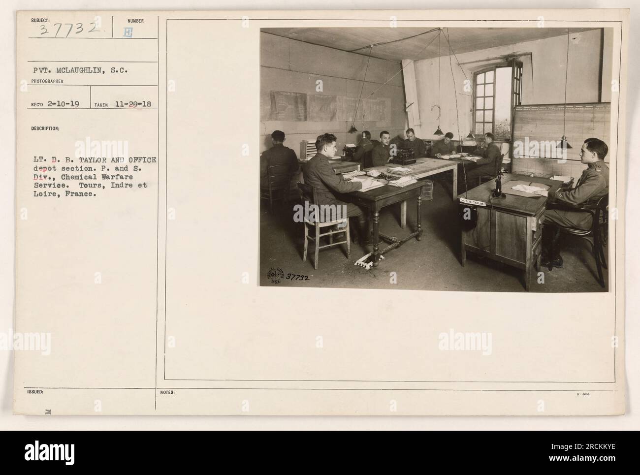 'Photo franche de H VP McLaughlin, S.C. prise le 11-29-18 par le photographe REC. L'image montre le lieutenant D. B. Taylor et la section de dépôt de bureau de la P. et S. Div., Chemical Warfare Service à Tours, Indre et Loire, France. Cette photo est étiquetée 37792 dans la collection.' Banque D'Images