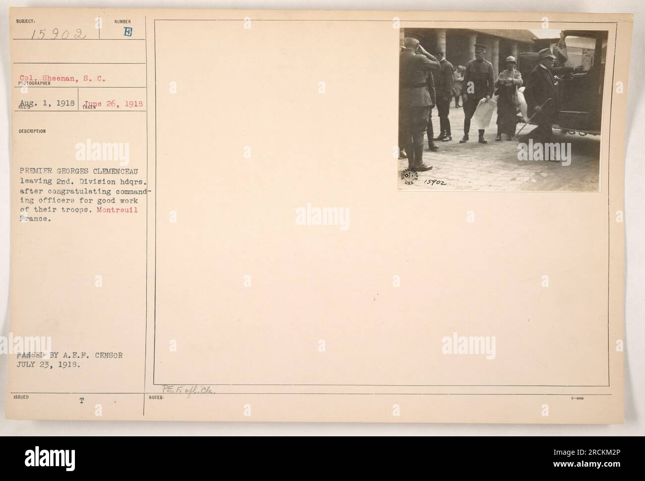 Le colonel Sheenan, S. C., saisit le moment où le premier ministre français Georges Clemenceau quitte le quartier général de la 2e division après avoir félicité les commandants pour les efforts exceptionnels de leurs troupes. La photographie a été prise à Montreuil, en France, le 1 août 1918. Il a été adopté par le censeur de l'A.E.F. le 23 juillet 1918. Banque D'Images