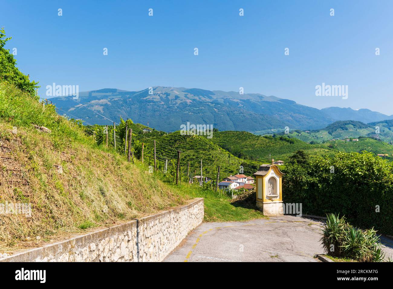 Italie Veneto Vidor - le chemin vers le monument commémoratif de guerre et la chapelle de notre-Dame de la tristesse / chemin de la Croix Banque D'Images