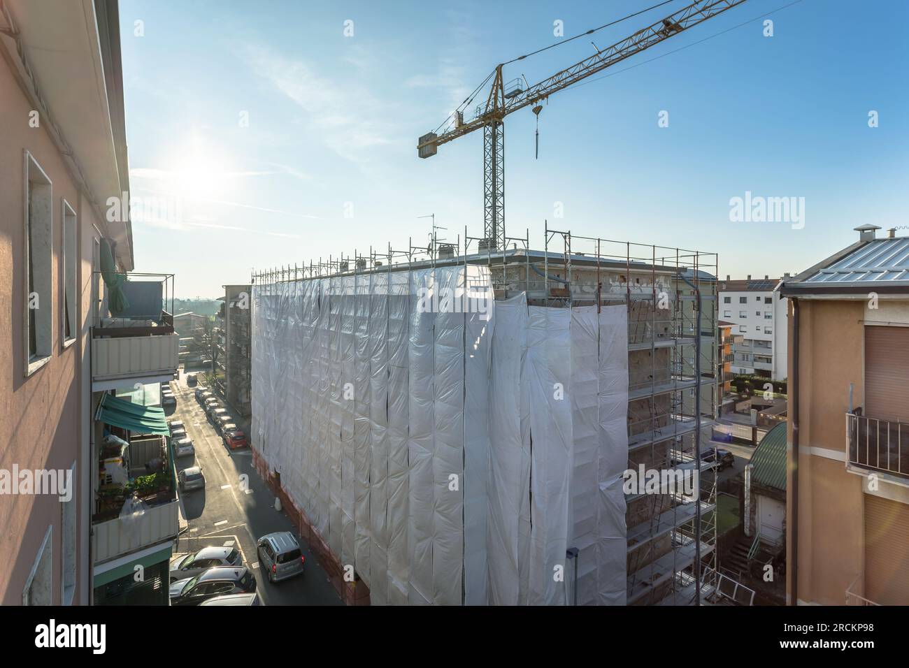 Échafaudage étendu fournissant des plates-formes pour les travaux en cours sur un nouveau bloc d'appartements, le grand bâtiment en construction avec échafaudage, New constr Banque D'Images
