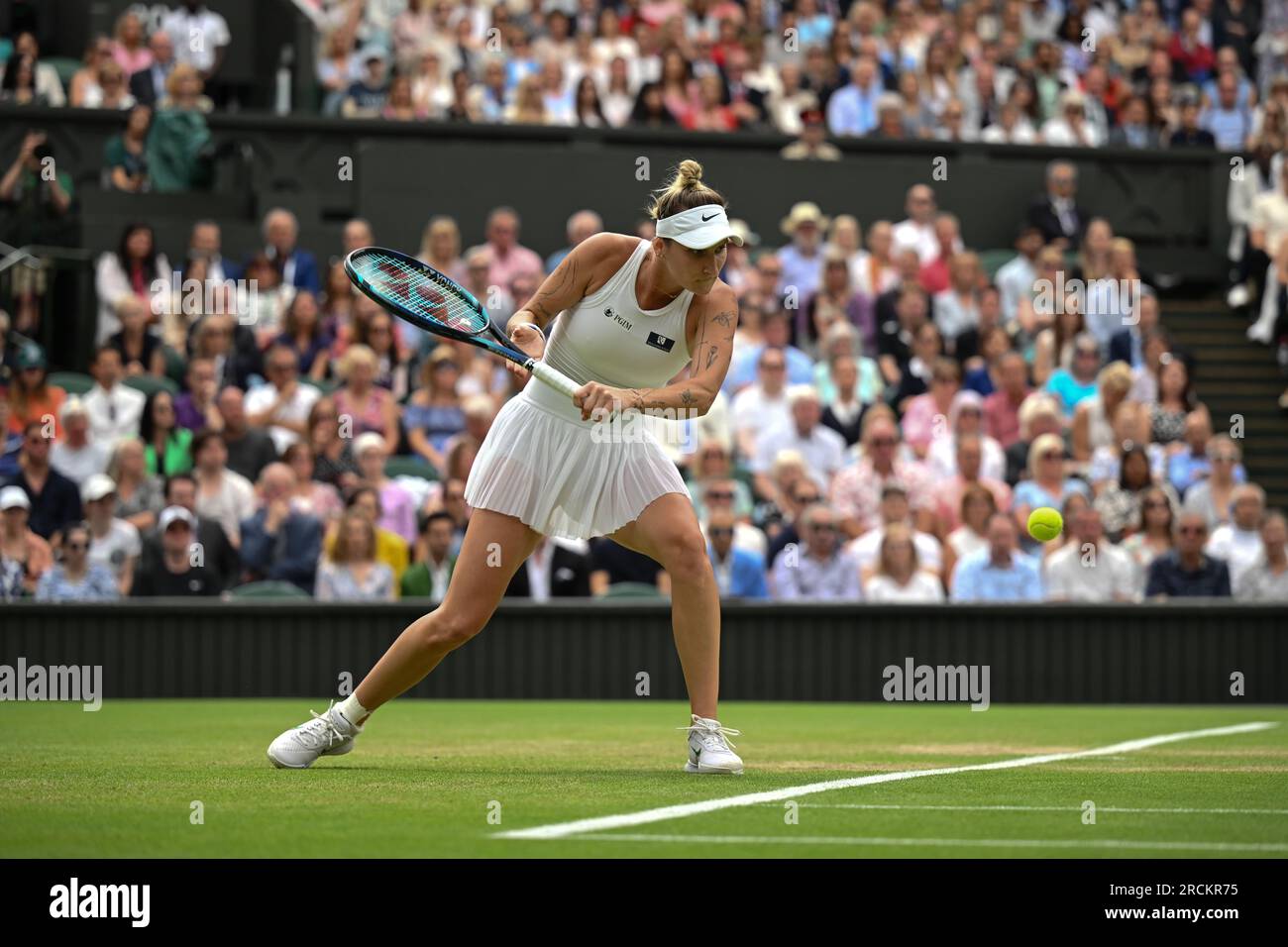 Marketa Vondrousova remporte Wimbledon et son premier titre du Grand Chelem à Londres, en Grande-Bretagne, le 15 juillet 2023. Vondrousova a surmonté ONS Jabeur of Banque D'Images