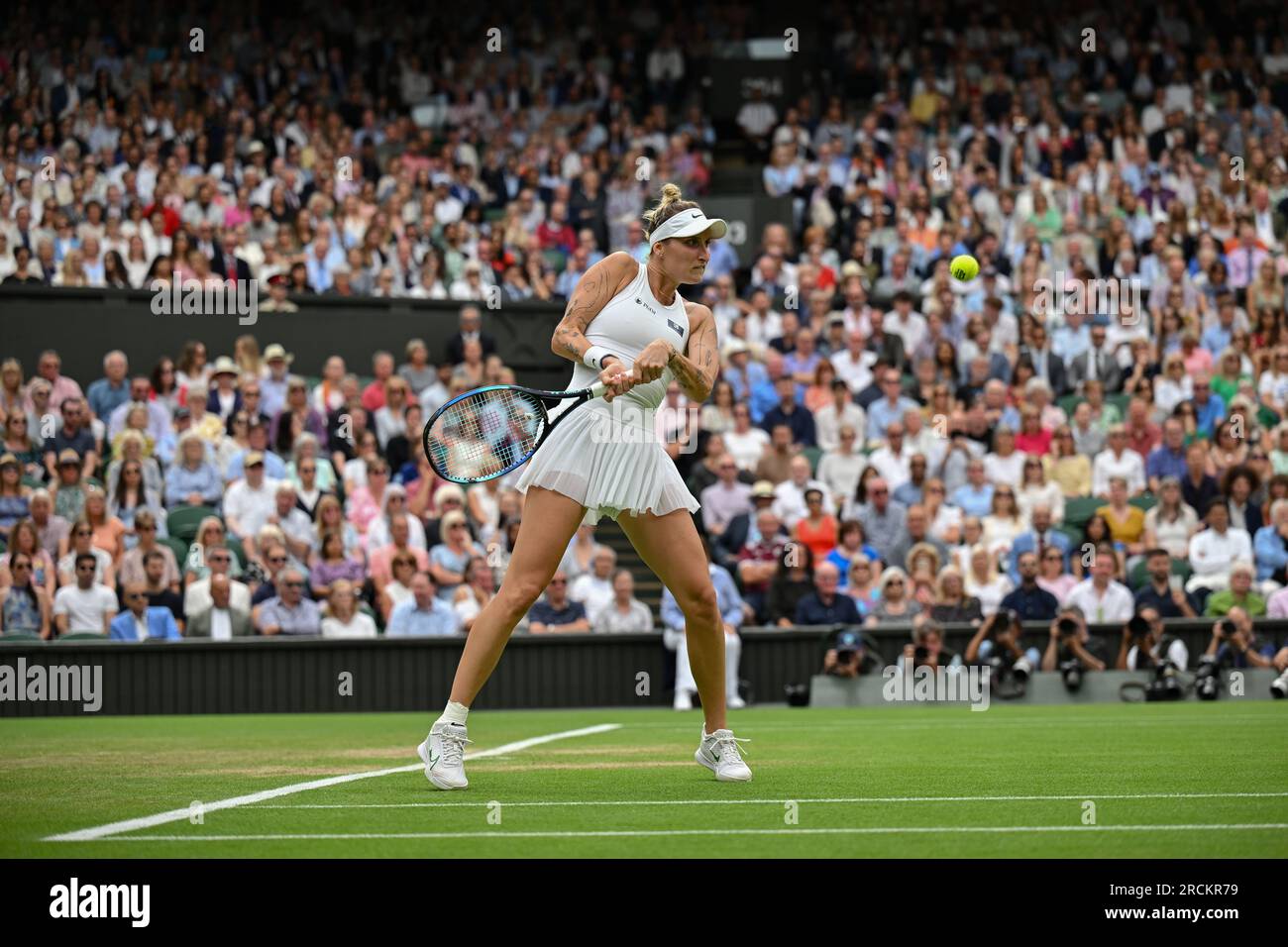 Marketa Vondrousova remporte Wimbledon et son premier titre du Grand Chelem à Londres, en Grande-Bretagne, le 15 juillet 2023. Vondrousova a surmonté ONS Jabeur of Banque D'Images