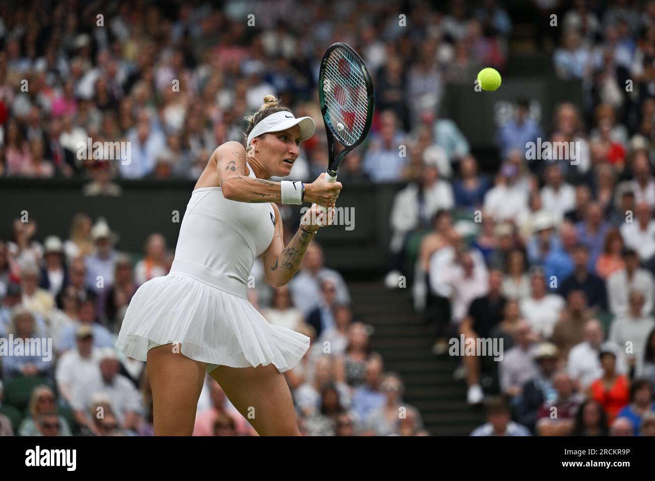 Marketa Vondrousova remporte Wimbledon et son premier titre du Grand Chelem à Londres, en Grande-Bretagne, le 15 juillet 2023. Vondrousova a surmonté ONS Jabeur of Banque D'Images
