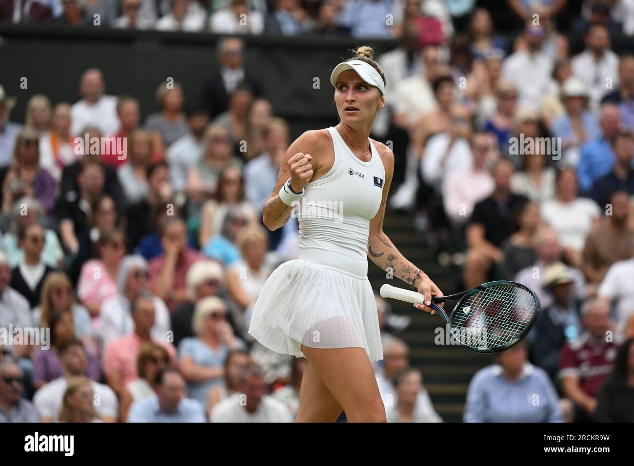 Marketa Vondrousova remporte Wimbledon et son premier titre du Grand Chelem à Londres, en Grande-Bretagne, le 15 juillet 2023. Vondrousova a surmonté ONS Jabeur of Banque D'Images