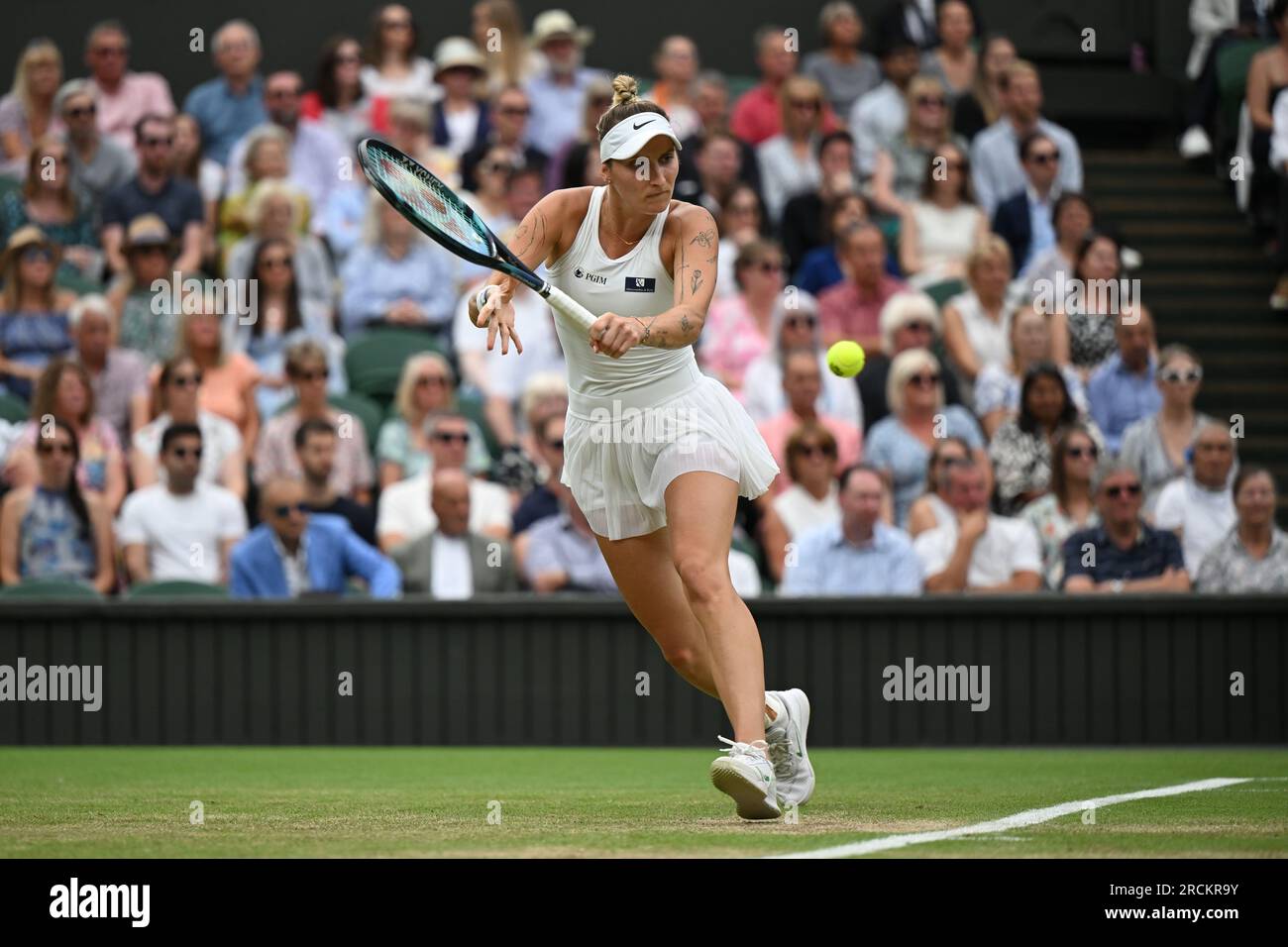 Marketa Vondrousova remporte Wimbledon et son premier titre du Grand Chelem à Londres, en Grande-Bretagne, le 15 juillet 2023. Vondrousova a surmonté ONS Jabeur of Banque D'Images