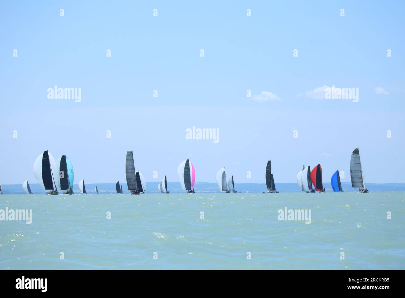 Lac de Balaton, Hongrie Europe. 06 juillet 2023 : groupe de voiliers naviguent par temps venteux dans les eaux turquoises du lac Balaton Plattensee pendant Banque D'Images