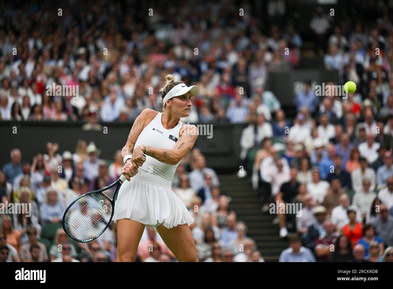 Marketa Vondrousova remporte Wimbledon et son premier titre du Grand Chelem à Londres, en Grande-Bretagne, le 15 juillet 2023. Vondrousova a surmonté ONS Jabeur of Banque D'Images
