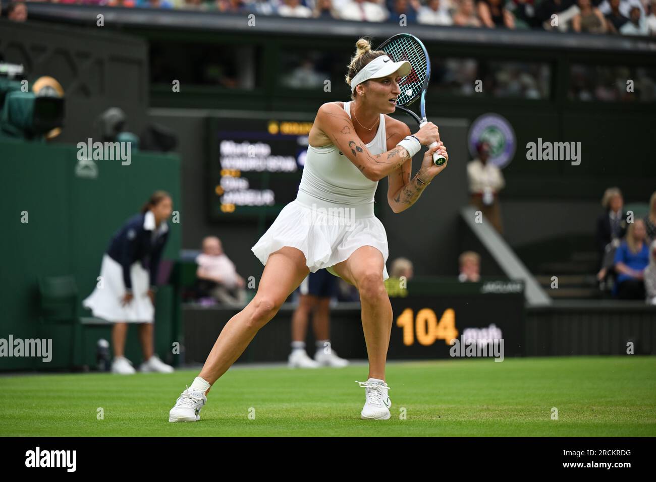 Marketa Vondrousova remporte Wimbledon et son premier titre du Grand Chelem à Londres, en Grande-Bretagne, le 15 juillet 2023. Vondrousova a surmonté ONS Jabeur of Banque D'Images