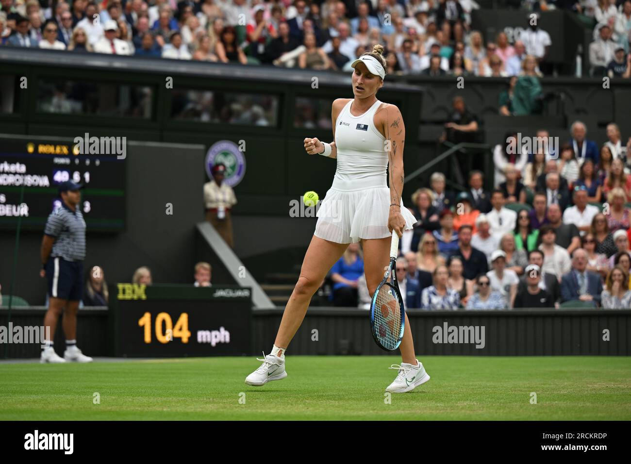 Marketa Vondrousova remporte Wimbledon et son premier titre du Grand Chelem à Londres, en Grande-Bretagne, le 15 juillet 2023. Vondrousova a surmonté ONS Jabeur of Banque D'Images