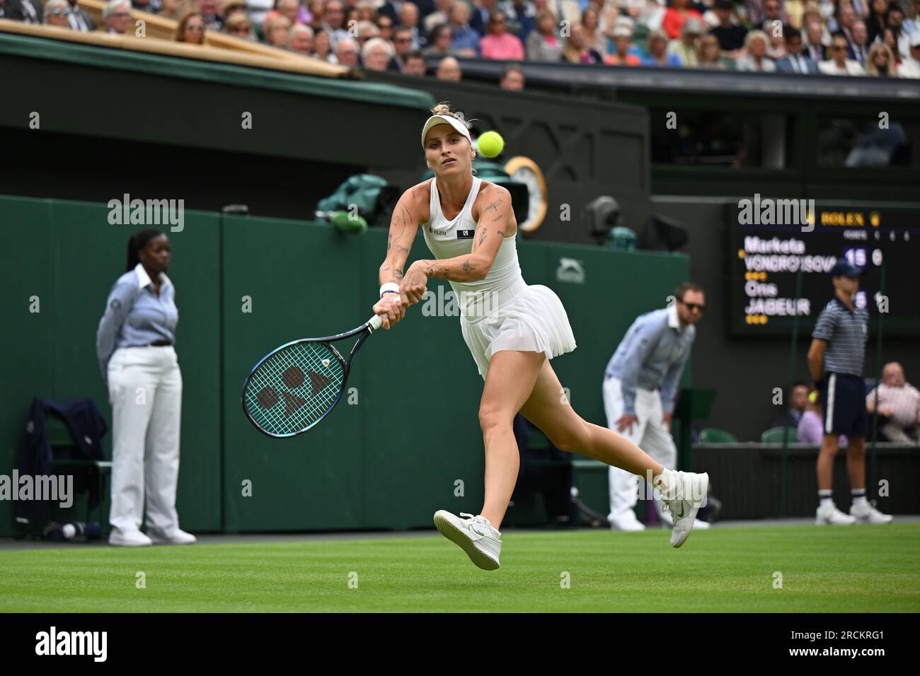 Marketa Vondrousova remporte Wimbledon et son premier titre du Grand Chelem à Londres, en Grande-Bretagne, le 15 juillet 2023. Vondrousova a surmonté ONS Jabeur of Banque D'Images