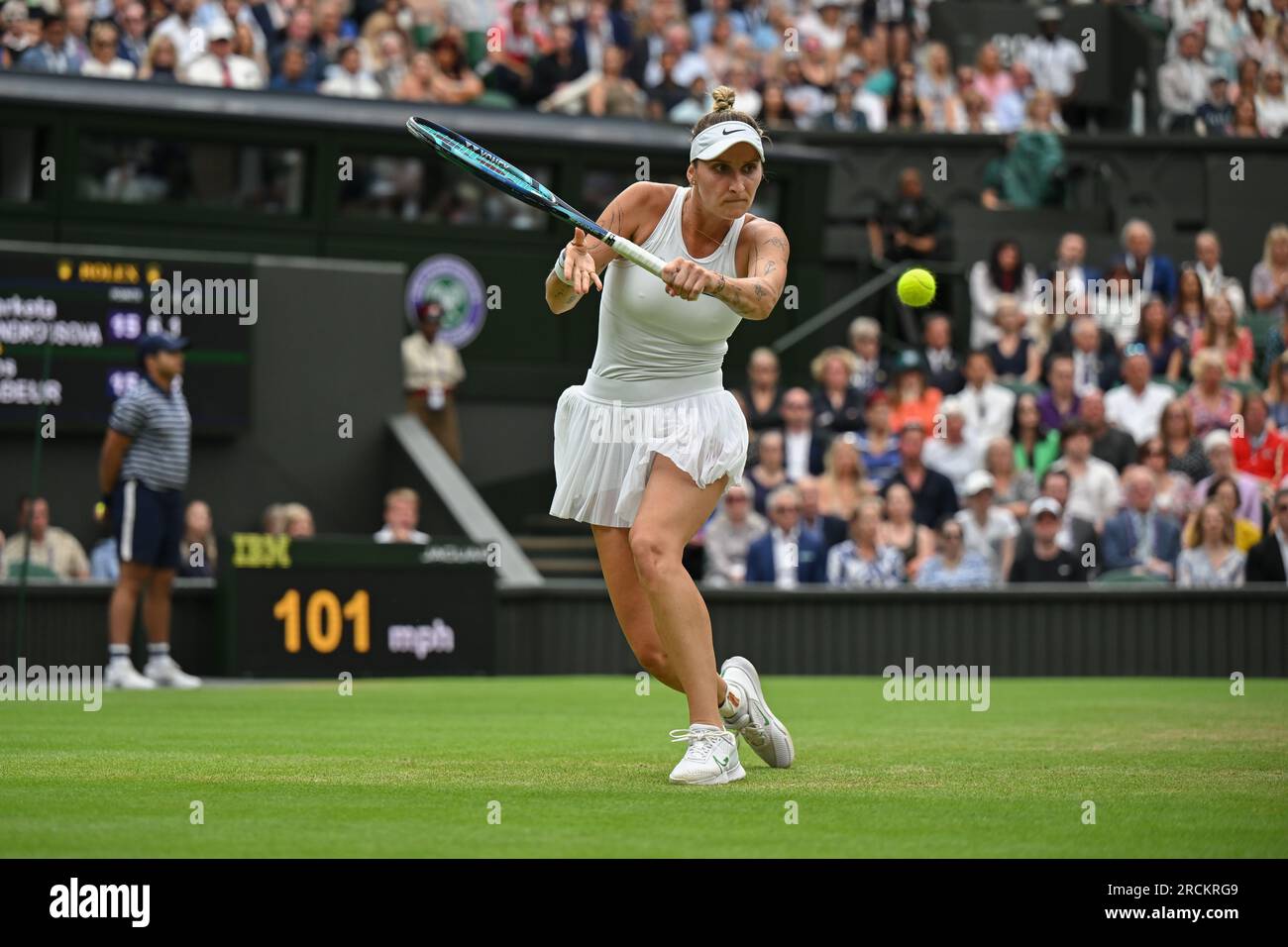 Marketa Vondrousova remporte Wimbledon et son premier titre du Grand Chelem à Londres, en Grande-Bretagne, le 15 juillet 2023. Vondrousova a surmonté ONS Jabeur of Banque D'Images
