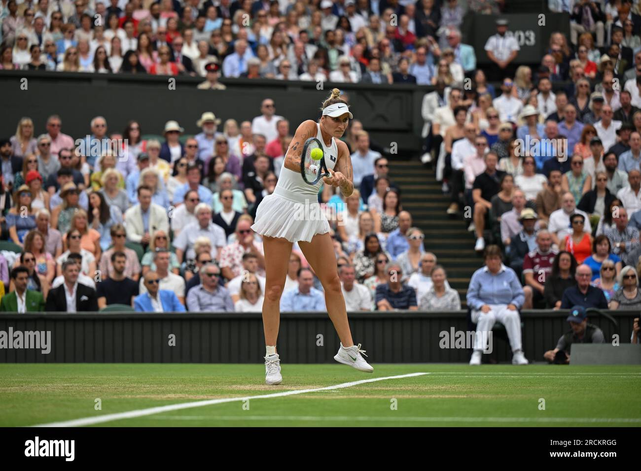 Marketa Vondrousova remporte Wimbledon et son premier titre du Grand Chelem à Londres, en Grande-Bretagne, le 15 juillet 2023. Vondrousova a surmonté ONS Jabeur of Banque D'Images