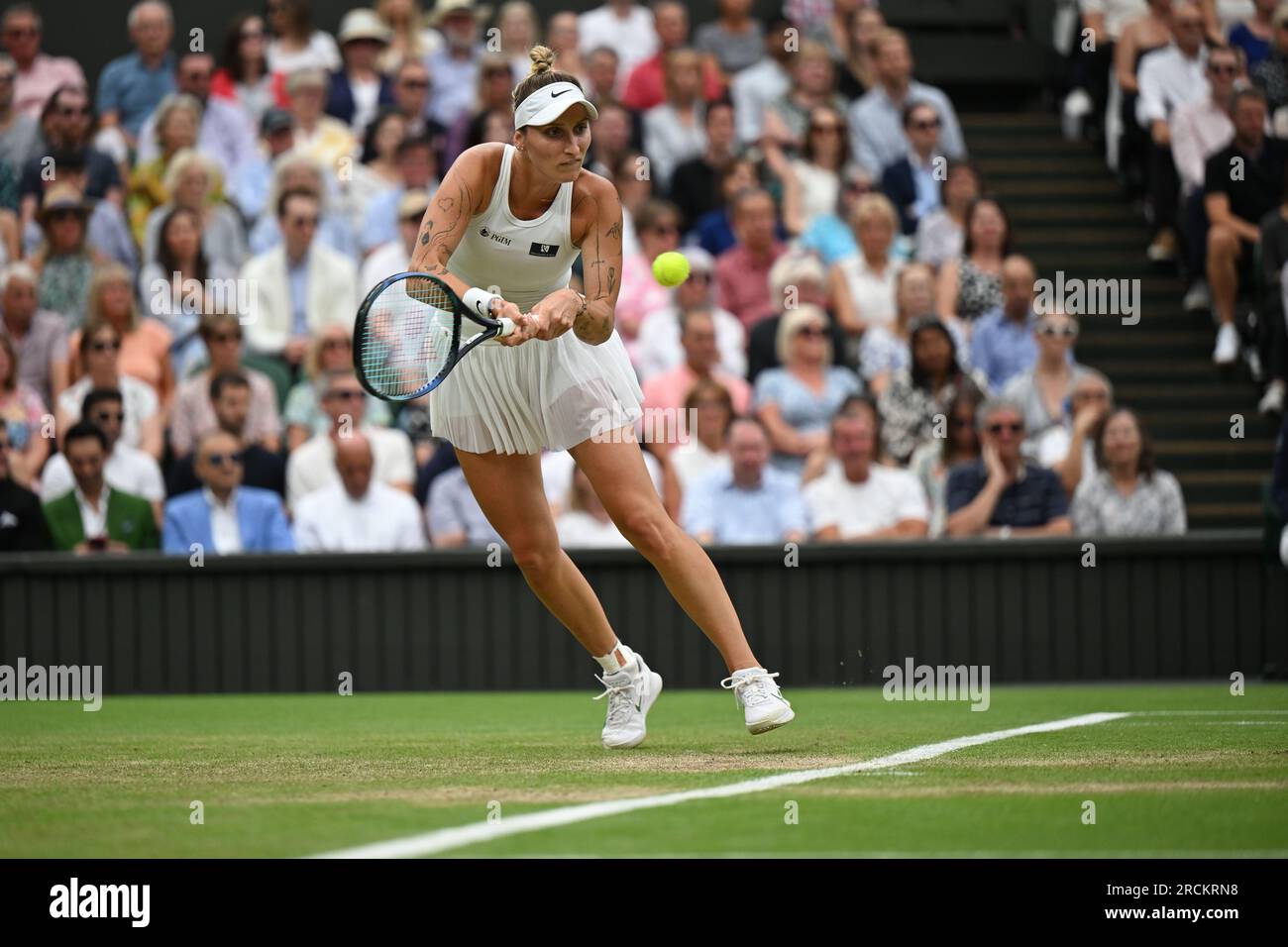 Marketa Vondrousova remporte Wimbledon et son premier titre du Grand Chelem à Londres, en Grande-Bretagne, le 15 juillet 2023. Vondrousova a surmonté ONS Jabeur of Banque D'Images