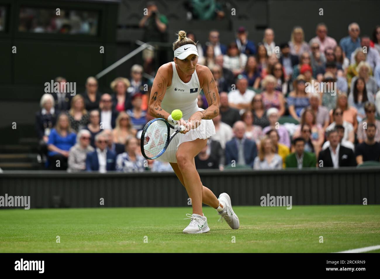 Marketa Vondrousova remporte Wimbledon et son premier titre du Grand Chelem à Londres, en Grande-Bretagne, le 15 juillet 2023. Vondrousova a surmonté ONS Jabeur of Banque D'Images