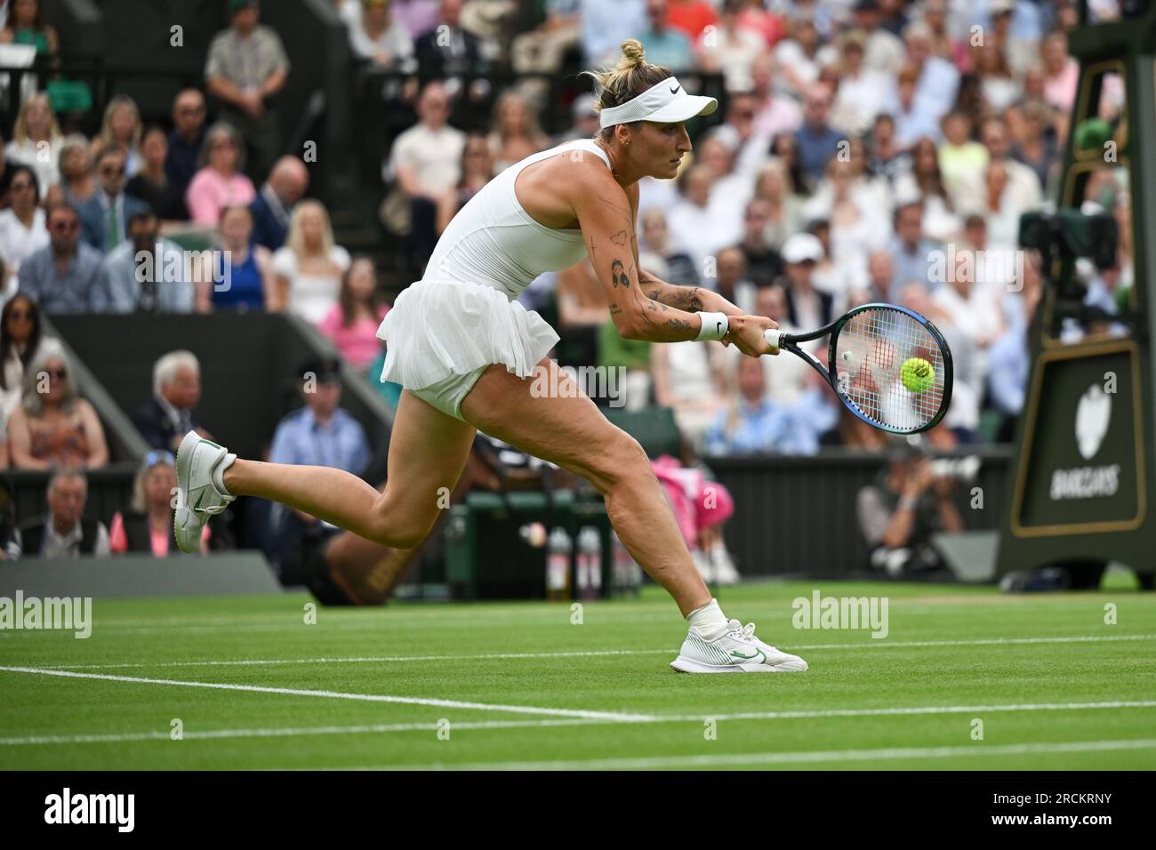 Marketa Vondrousova remporte Wimbledon et son premier titre du Grand Chelem à Londres, en Grande-Bretagne, le 15 juillet 2023. Vondrousova a surmonté ONS Jabeur of Banque D'Images