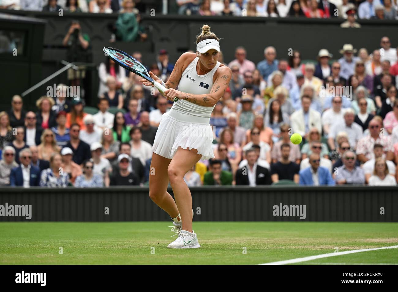Marketa Vondrousova remporte Wimbledon et son premier titre du Grand Chelem à Londres, en Grande-Bretagne, le 15 juillet 2023. Vondrousova a surmonté ONS Jabeur of Banque D'Images