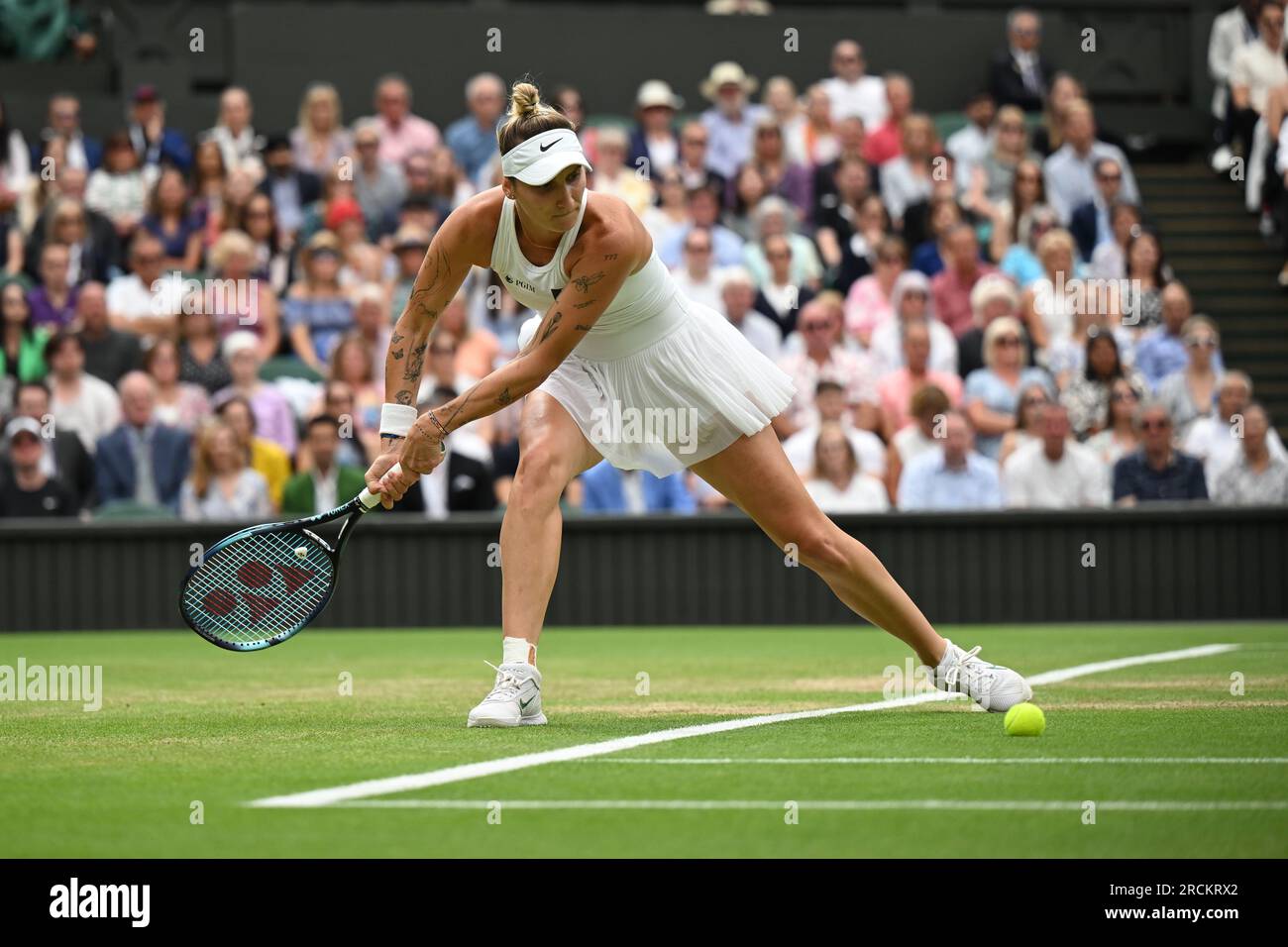 Marketa Vondrousova remporte Wimbledon et son premier titre du Grand Chelem à Londres, en Grande-Bretagne, le 15 juillet 2023. Vondrousova a surmonté ONS Jabeur of Banque D'Images