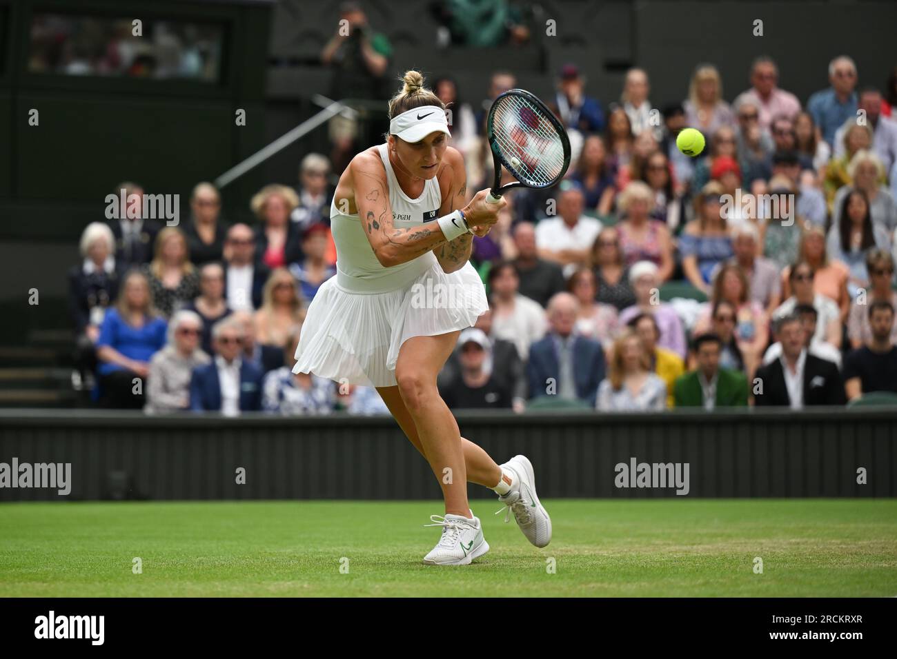 Marketa Vondrousova remporte Wimbledon et son premier titre du Grand Chelem à Londres, en Grande-Bretagne, le 15 juillet 2023. Vondrousova a surmonté ONS Jabeur of Banque D'Images