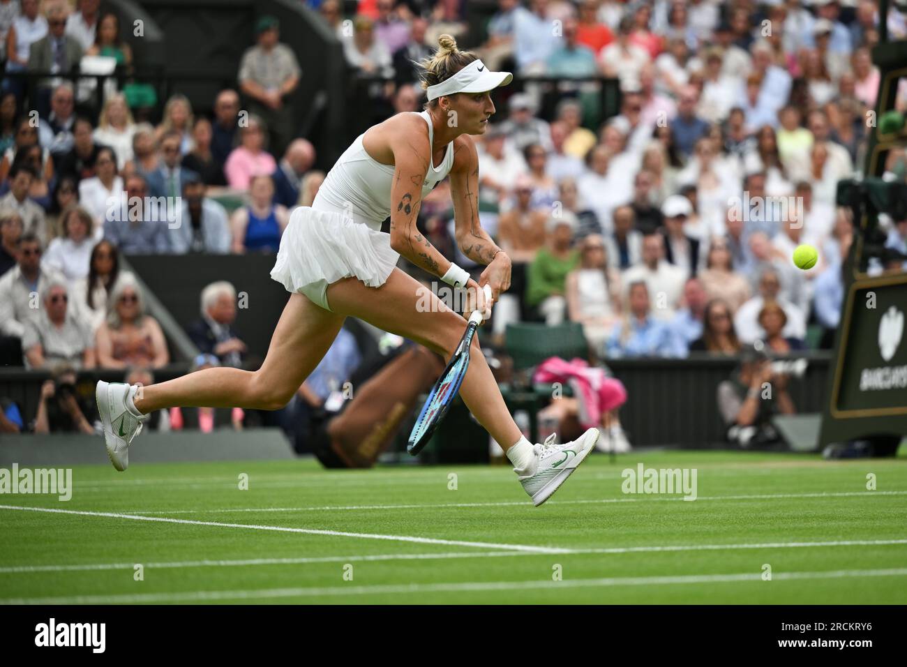 Marketa Vondrousova remporte Wimbledon et son premier titre du Grand Chelem à Londres, en Grande-Bretagne, le 15 juillet 2023. Vondrousova a surmonté ONS Jabeur of Banque D'Images