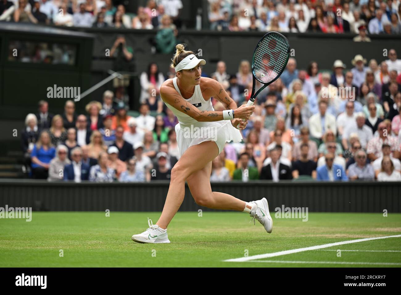 Marketa Vondrousova remporte Wimbledon et son premier titre du Grand Chelem à Londres, en Grande-Bretagne, le 15 juillet 2023. Vondrousova a surmonté ONS Jabeur of Banque D'Images