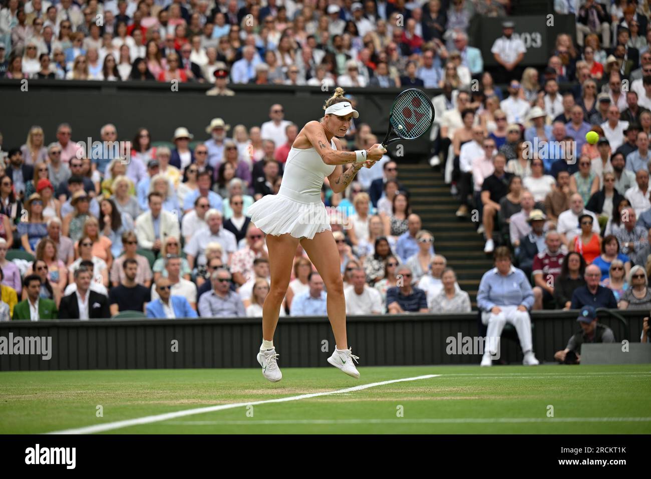 Marketa Vondrousova remporte Wimbledon et son premier titre du Grand Chelem à Londres, en Grande-Bretagne, le 15 juillet 2023. Vondrousova a surmonté ONS Jabeur of Banque D'Images