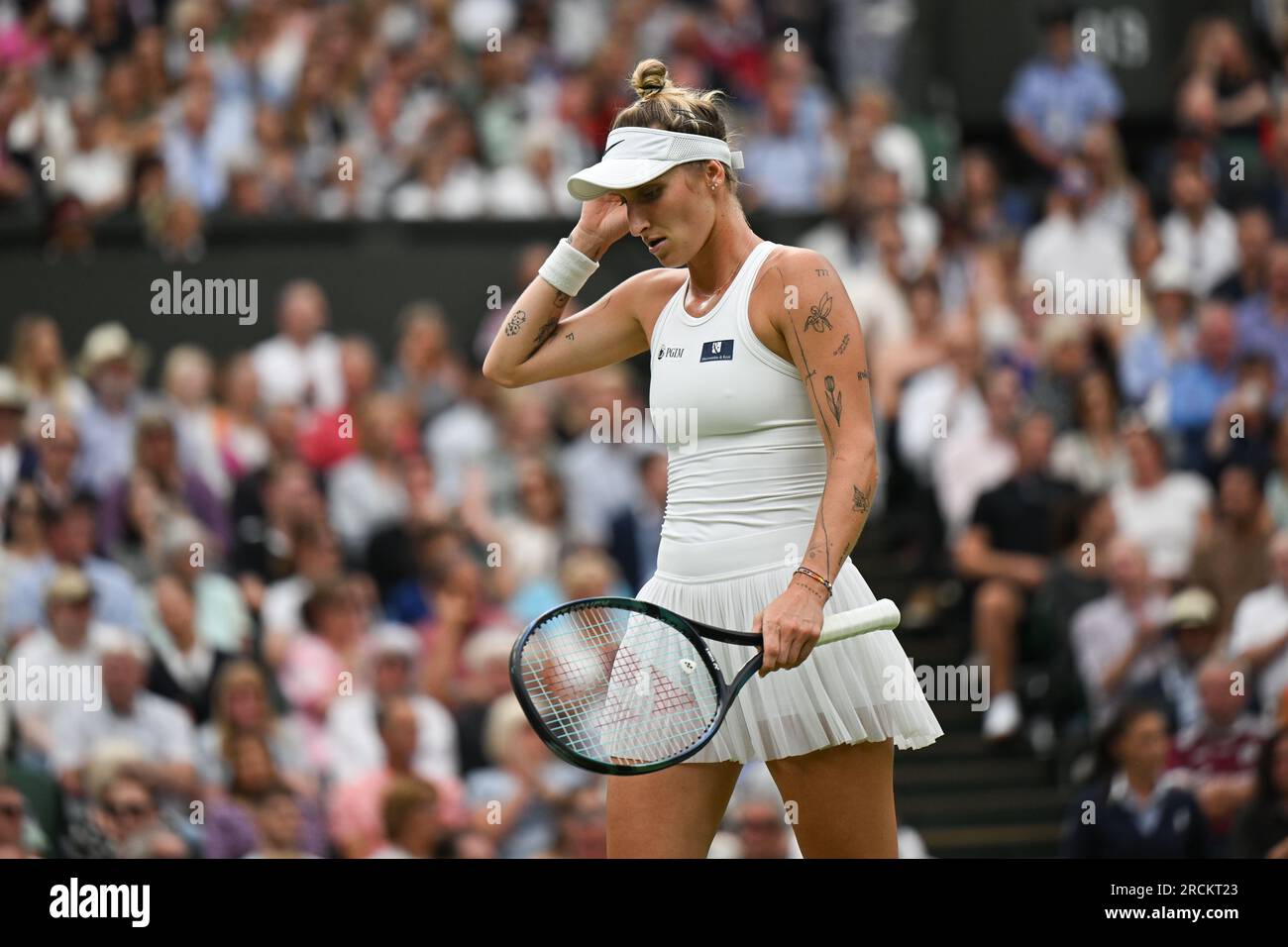Marketa Vondrousova remporte Wimbledon et son premier titre du Grand Chelem à Londres, en Grande-Bretagne, le 15 juillet 2023. Vondrousova a surmonté ONS Jabeur of Banque D'Images