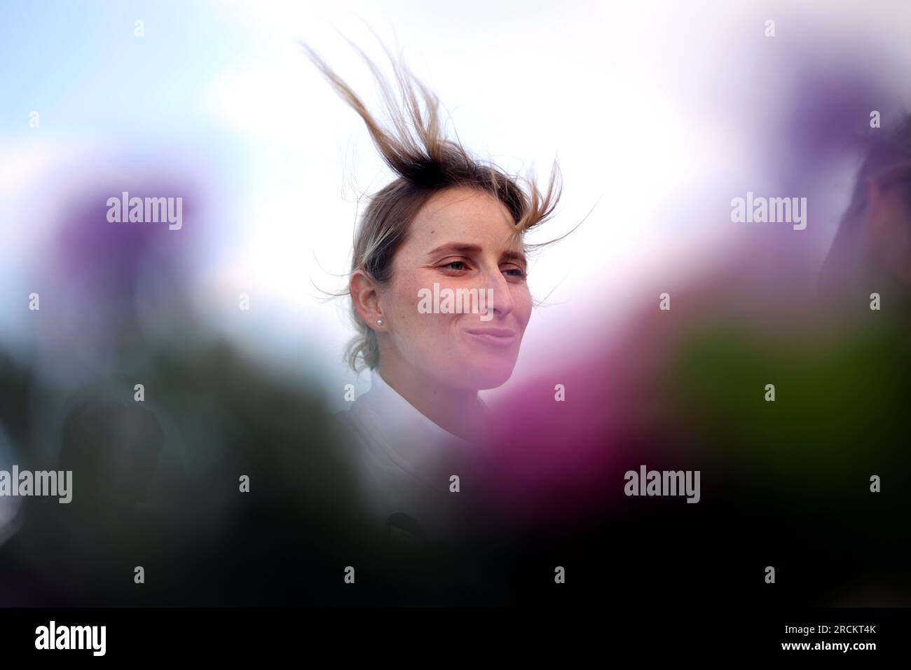 Marketa Vondrousova dans la zone mixte, suite à sa victoire en finale du simple féminin contre ONS Jabeur le 13e jour des Championnats de Wimbledon 2023 au All England Lawn tennis and Croquet Club à Wimbledon. Date de la photo : Samedi 15 juillet 2023. Banque D'Images