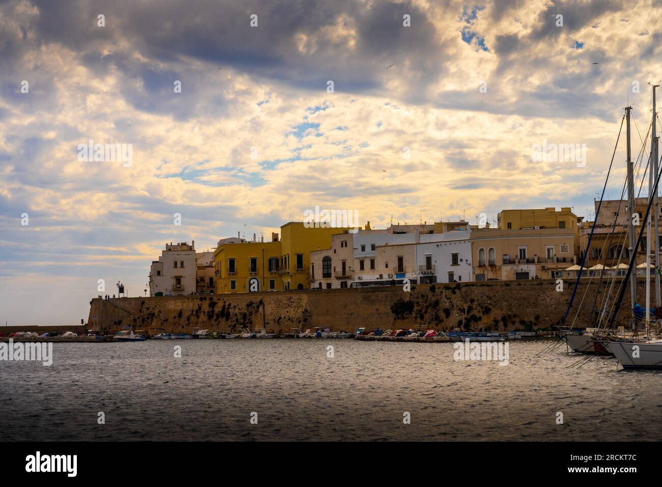 La ville de Gallipoli sur la mer Ionienne. Puglia. Italie. Banque D'Images