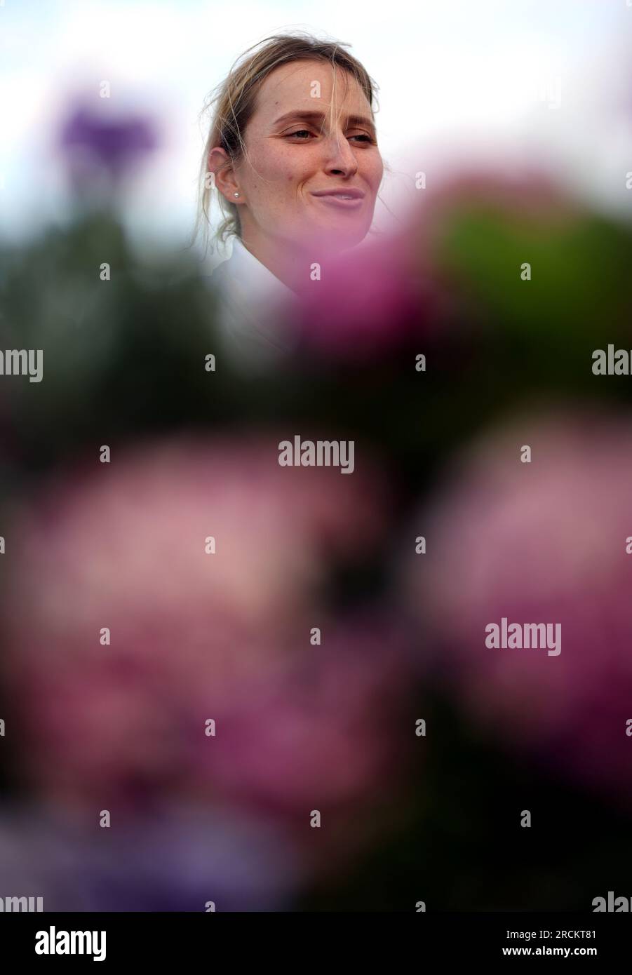 Marketa Vondrousova dans la zone mixte, suite à sa victoire en finale du simple féminin contre ONS Jabeur le 13e jour des Championnats de Wimbledon 2023 au All England Lawn tennis and Croquet Club à Wimbledon. Date de la photo : Samedi 15 juillet 2023. Banque D'Images