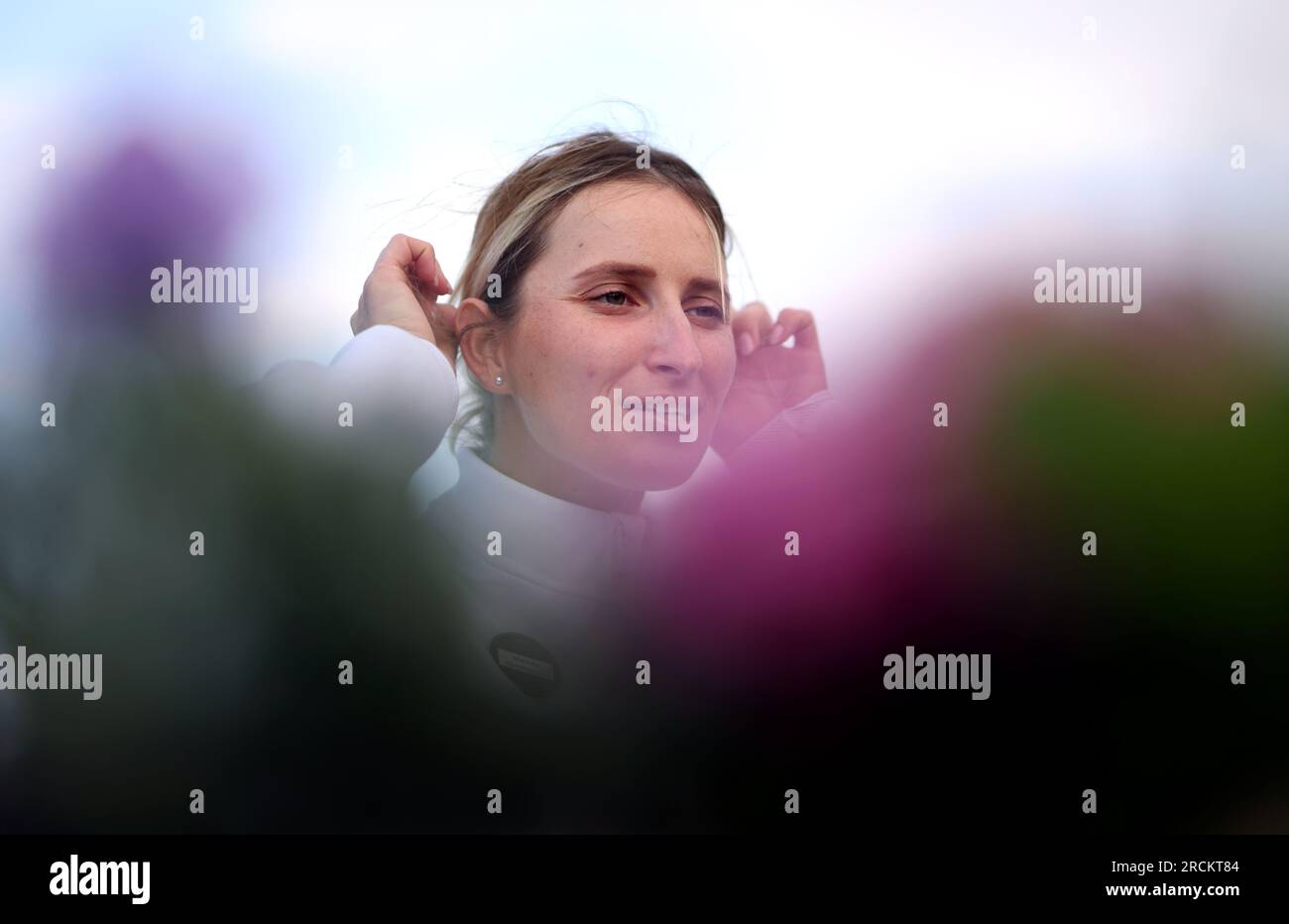 Marketa Vondrousova dans la zone mixte, suite à sa victoire en finale du simple féminin contre ONS Jabeur le 13e jour des Championnats de Wimbledon 2023 au All England Lawn tennis and Croquet Club à Wimbledon. Date de la photo : Samedi 15 juillet 2023. Banque D'Images