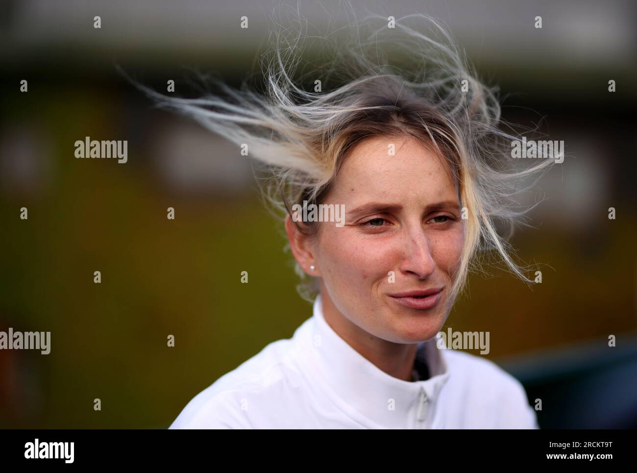 Marketa Vondrousova dans la zone mixte, suite à sa victoire en finale du simple féminin contre ONS Jabeur le 13e jour des Championnats de Wimbledon 2023 au All England Lawn tennis and Croquet Club à Wimbledon. Date de la photo : Samedi 15 juillet 2023. Banque D'Images