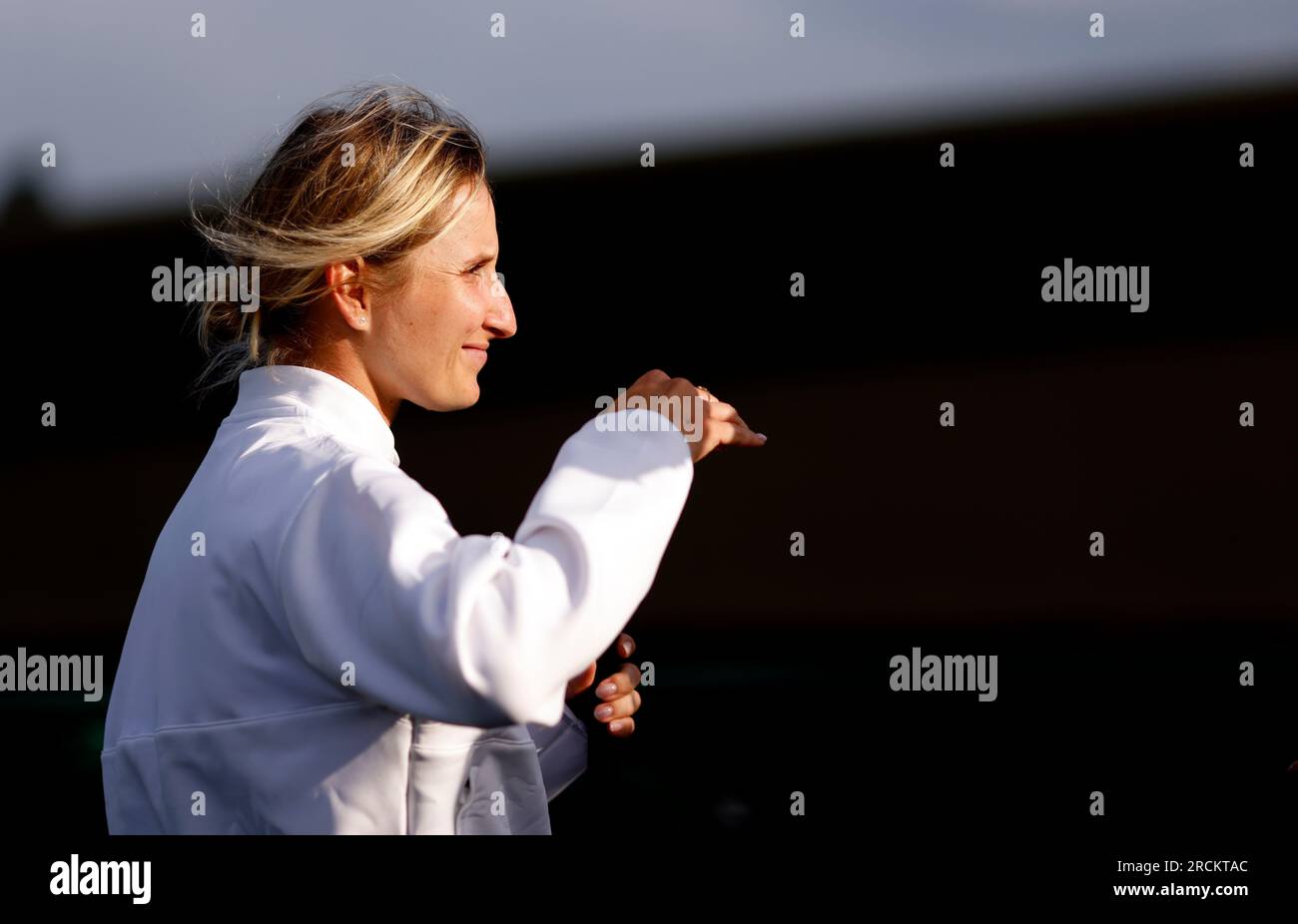 Marketa Vondrousova dans la zone mixte, suite à sa victoire en finale du simple féminin contre ONS Jabeur le 13e jour des Championnats de Wimbledon 2023 au All England Lawn tennis and Croquet Club à Wimbledon. Date de la photo : Samedi 15 juillet 2023. Banque D'Images