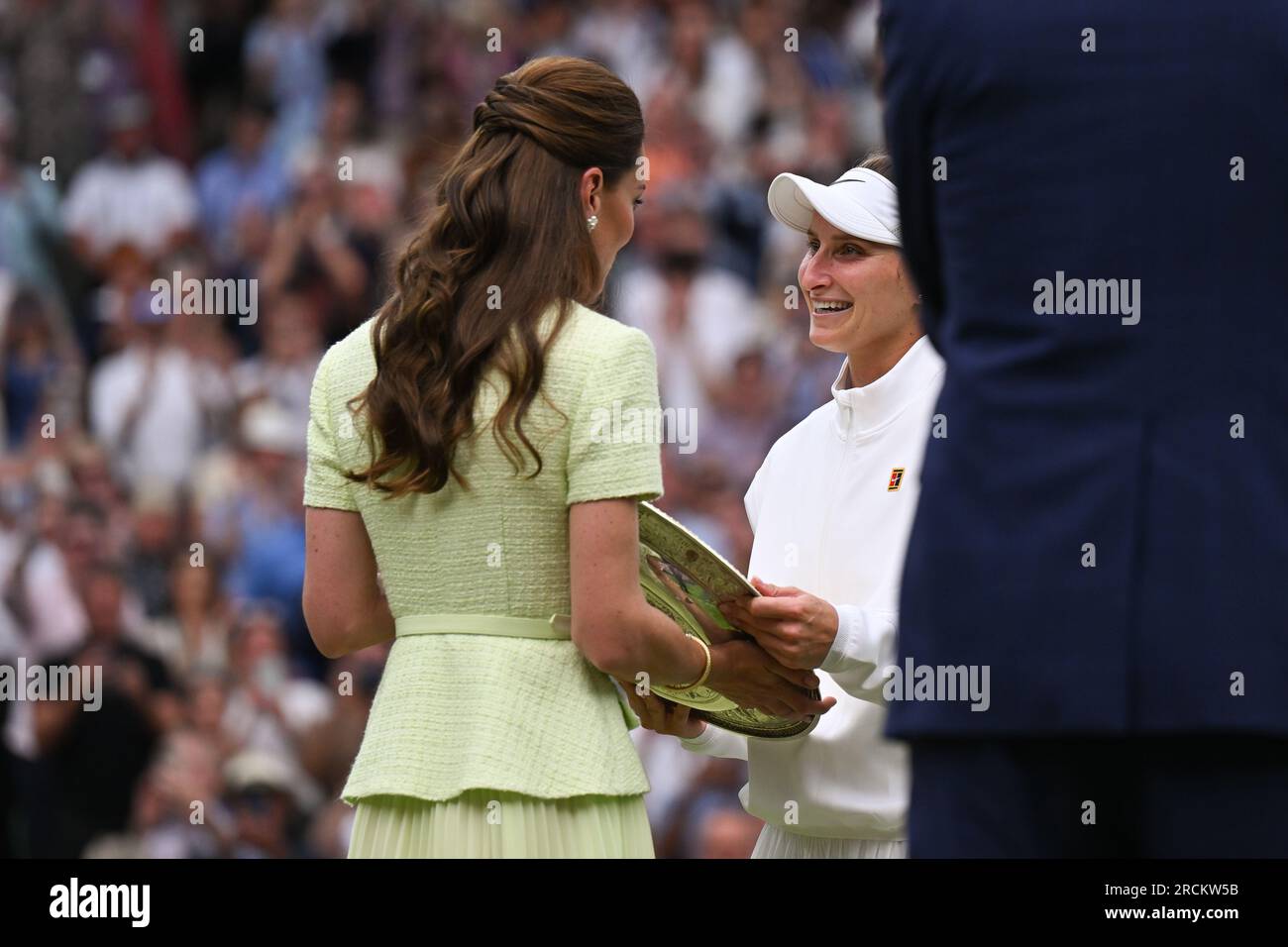 Marketa Vondrousova remporte Wimbledon et son premier titre du Grand Chelem à Londres, en Grande-Bretagne, le 15 juillet 2023. Vondrousova a surmonté ONS Jabeur of Banque D'Images