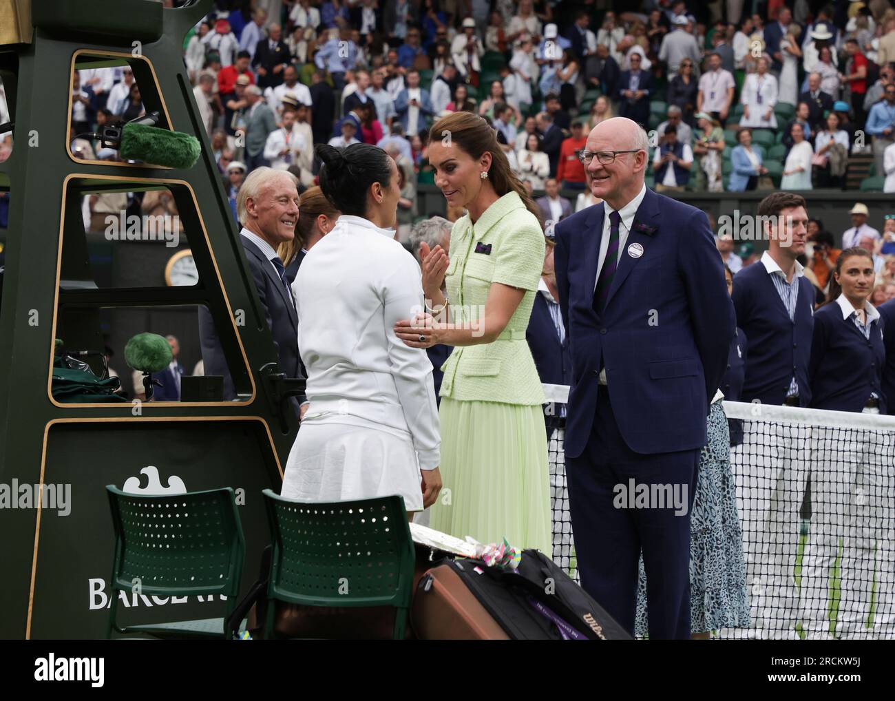 15 juillet 2023 ; All England Lawn tennis and Croquet Club, Londres, Angleterre : tournoi de tennis de Wimbledon ; la princesse de Galles parle à ONS Jabeur (TUN), finaliste Banque D'Images