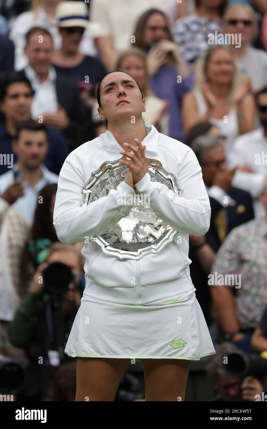 15 juillet 2023 ; All England Lawn tennis and Croquet Club, Londres, Angleterre : tournoi de tennis de Wimbledon ; Un décevant ONS Jabeur (TUN) détient l'assiette des finalistes Banque D'Images