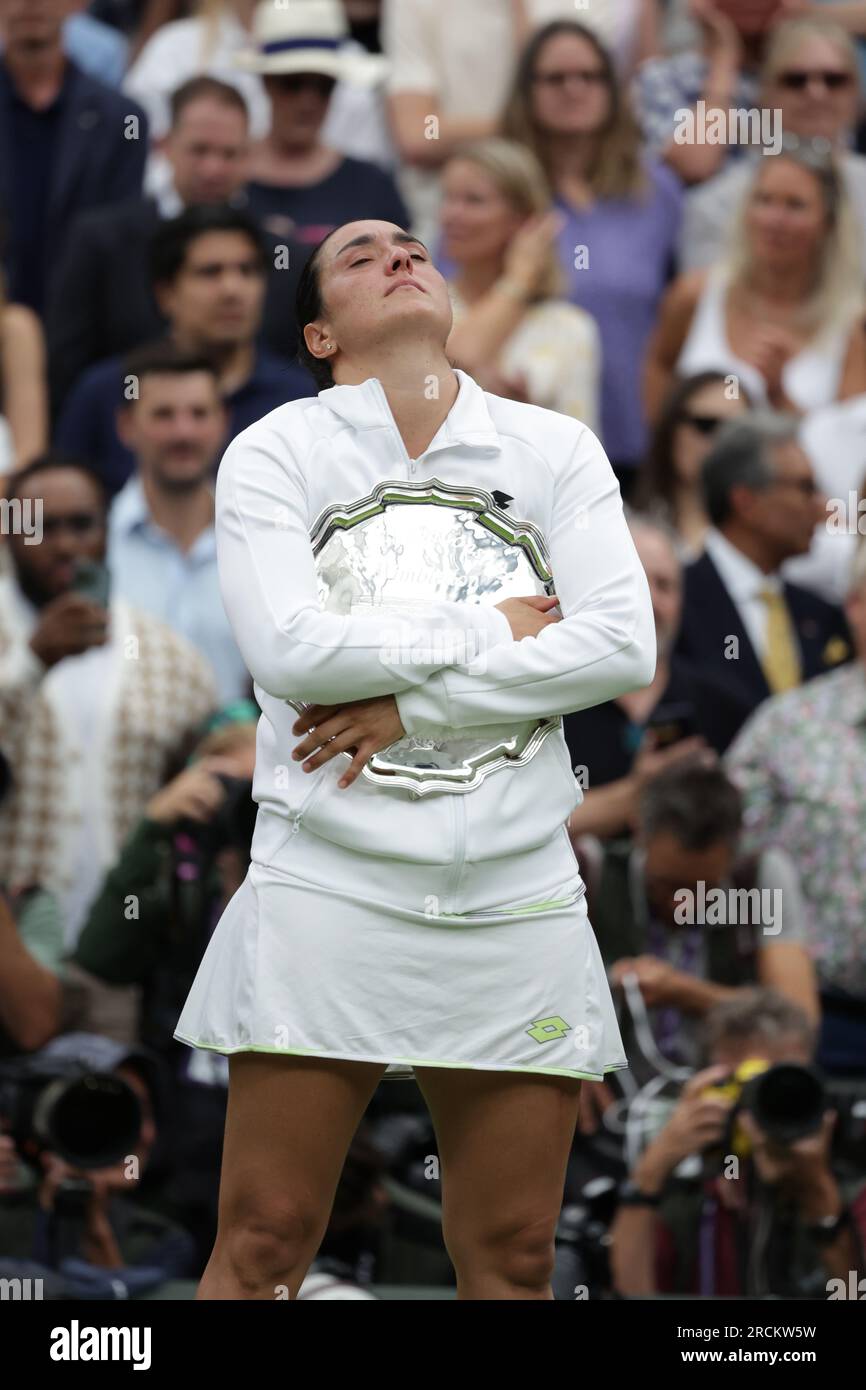 15 juillet 2023 ; All England Lawn tennis and Croquet Club, Londres, Angleterre : tournoi de tennis de Wimbledon ; Un décevant ONS Jabeur (TUN) détient l'assiette des finalistes Banque D'Images