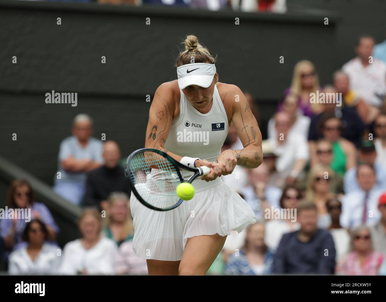 15 juillet 2023 ; All England Lawn tennis and Croquet Club, Londres, Angleterre : Tournoi de tennis de Wimbledon ; Marketa Vondrousova (CZE) avec un coup de dos à ONS Jabeur (TUN) Banque D'Images