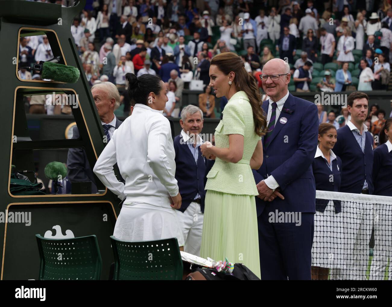 15 juillet 2023 ; All England Lawn tennis and Croquet Club, Londres, Angleterre : tournoi de tennis de Wimbledon ; la princesse de Galles parle à ONS Jabeur (TUN), finaliste Banque D'Images