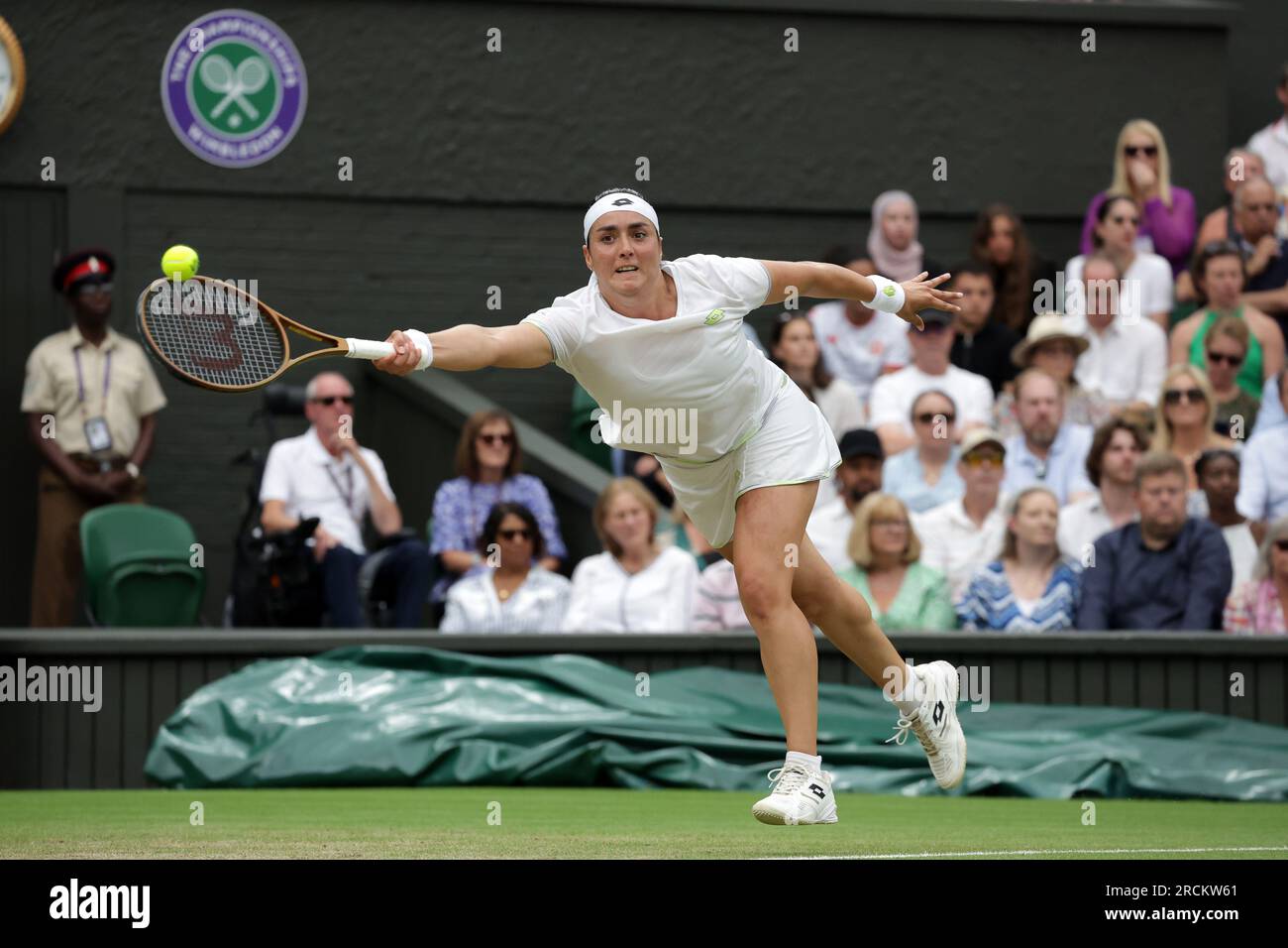 15 juillet 2023 ; All England Lawn tennis and Croquet Club, Londres, Angleterre : Tournoi de tennis de Wimbledon ; ONS Jabeur (TUN) avec un coup de main à Marketa Vondrousova (CZE) Banque D'Images