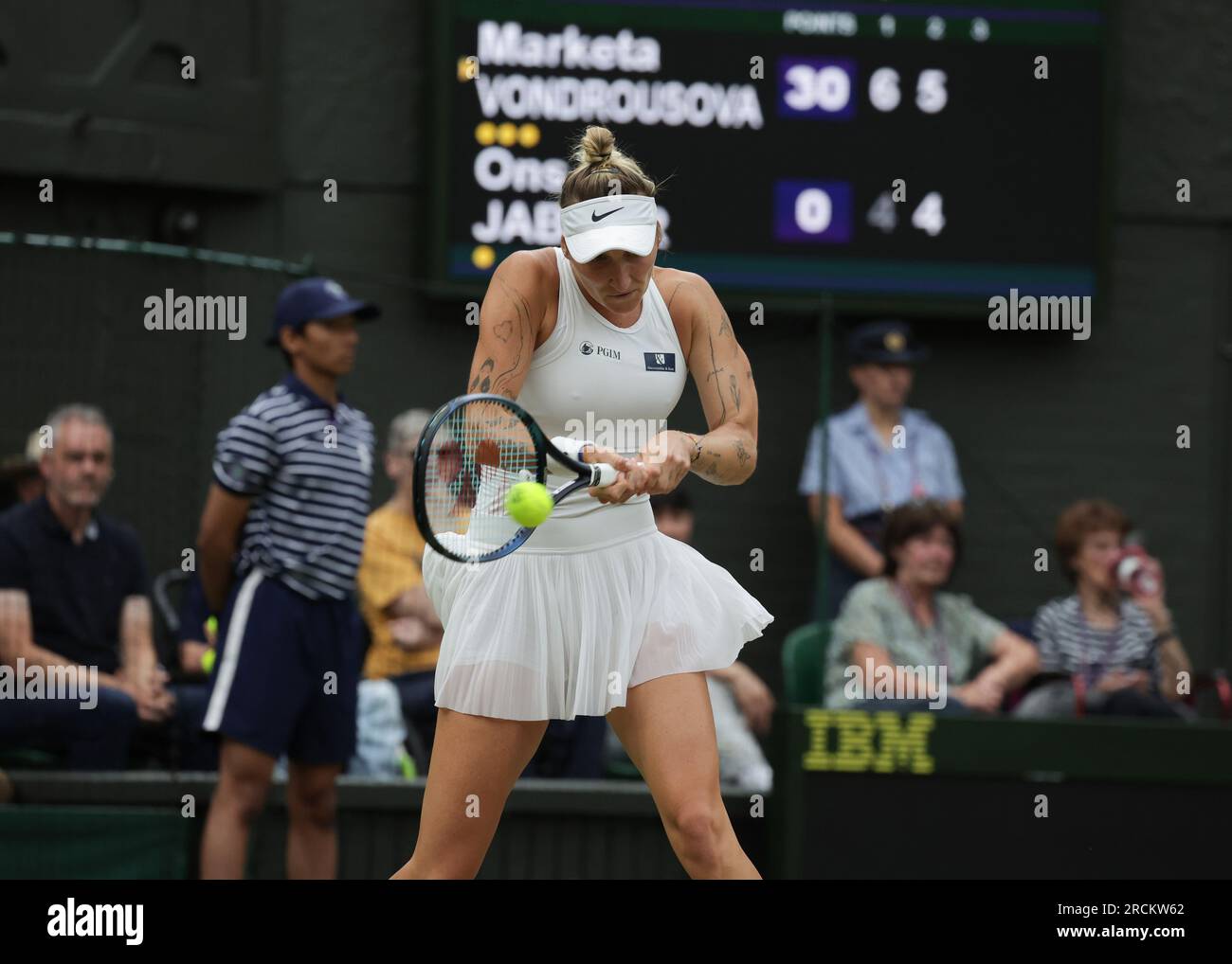 15 juillet 2023 ; All England Lawn tennis and Croquet Club, Londres, Angleterre : Tournoi de tennis de Wimbledon ; Marketa Vondrousova (CZE) avec un coup de dos à ONS Jabeur (TUN) Banque D'Images