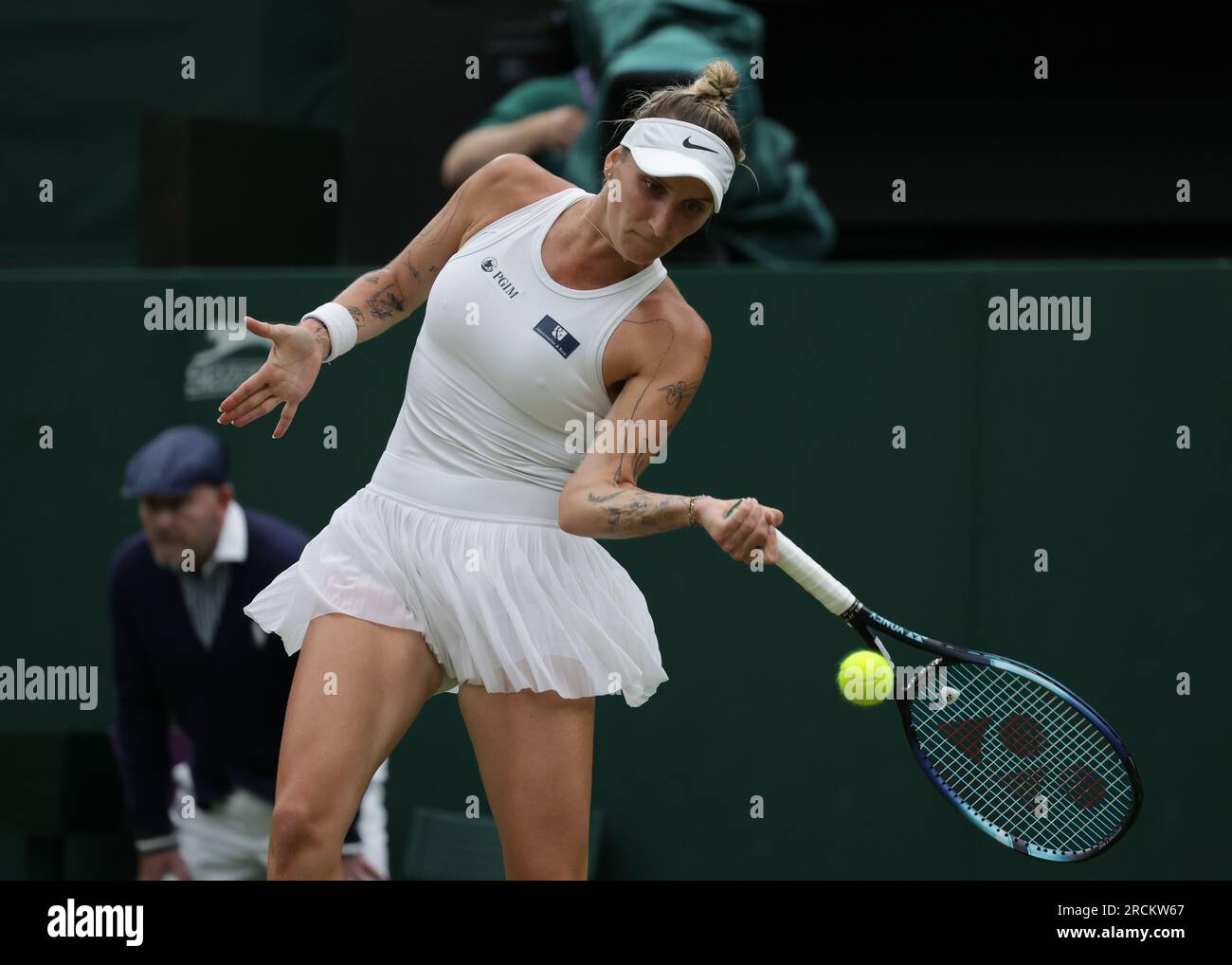 15 juillet 2023 ; All England Lawn tennis and Croquet Club, Londres, Angleterre : tournoi de tennis de Wimbledon ; Marketa Vondrousova (CZE) avec un coup de main à ONS Jabeur (TUN) Banque D'Images