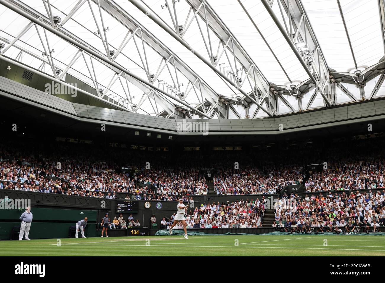 15 juillet 2023 ; All England Lawn tennis and Croquet Club, Londres, Angleterre : Tournoi de tennis de Wimbledon ; ONS Jabeur (TUN) avec un coup de main à Marketa Vondrousova (CZE) devant un court Centre de vente Banque D'Images